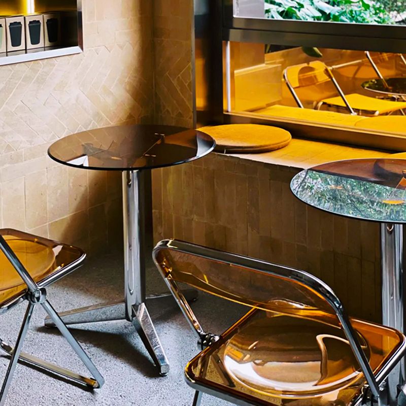 Eettafel van helder gehard glas Eigentijdse eettafel met driepootbasis