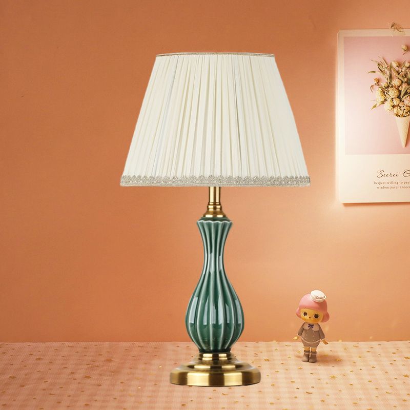 1 Glühbirnen-Stofftischlampe Traditionelle weiße, überbesserte/konische Schlafzimmer-Nachttischbeleuchtung mit Keramik-Urnen-Förster-Basis
