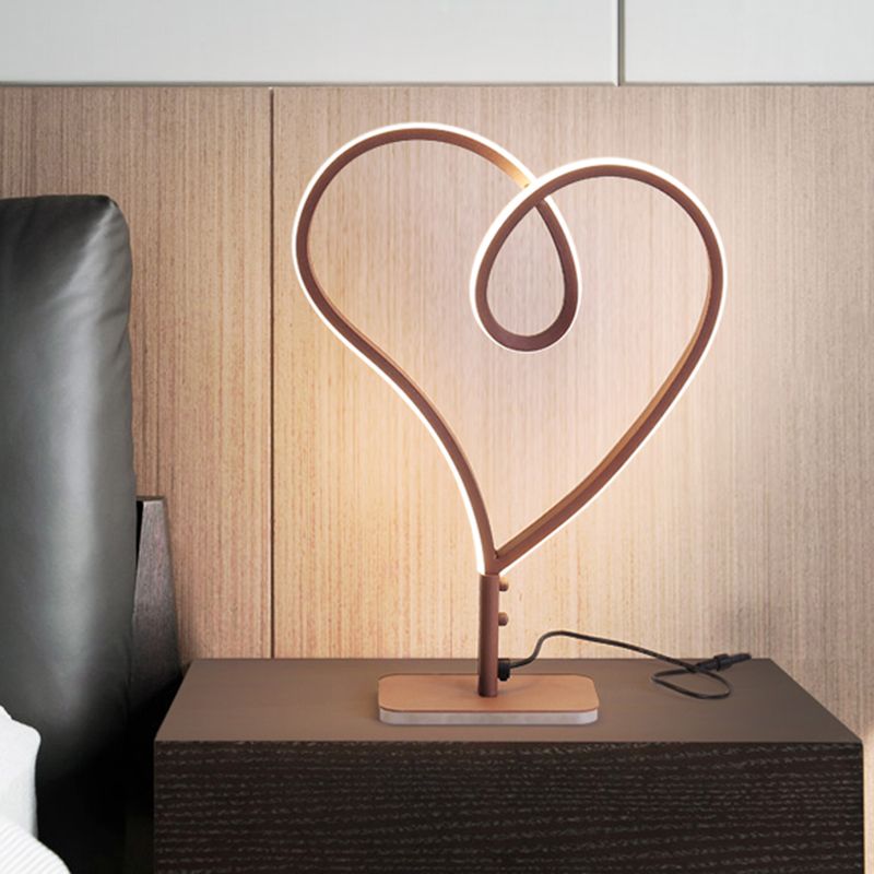Lámpara de tarea acrílica de corazón Café LED contemporáneo Lámpara de escritorio pequeño en luz cálida/blanca