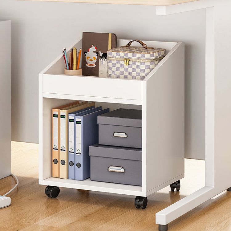 Libreria in stile scandinavo aperto per la sala di studio degli uffici per la casa