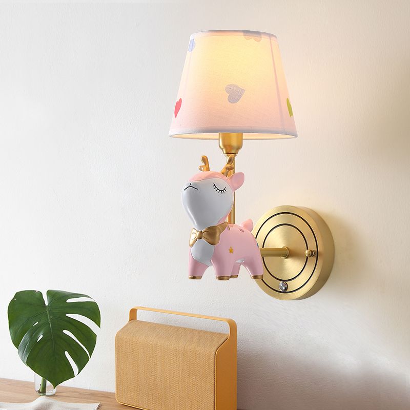 Montano a parete di cervo Kids Kids Resin Baby Room Wall Lighting con tonalità in tessuto affusolato in rosa