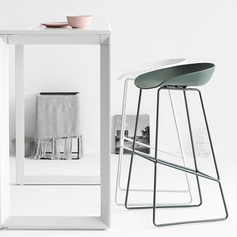 Comptoir en plastique moderne et tabouret de bar, seau, repose-pieds, pour café