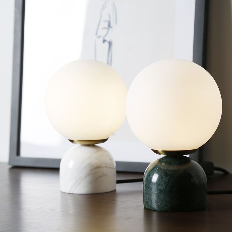 Servizio di notte semplice a sfera Light Milky Glass 1 Lampada da comodino con piedistallo in marmo nero/bianco/verde