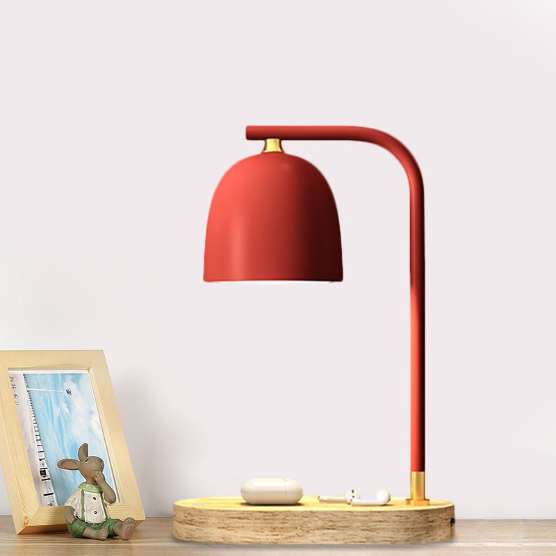 Lampada da comodino minimalista a 1 testa con finitura nera/bianca/rossa, cupola in legno con paralume metallico