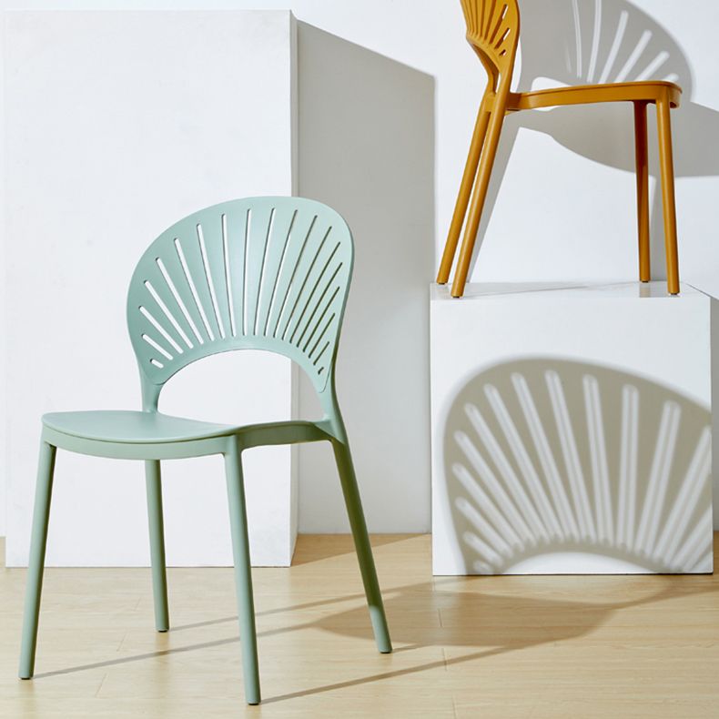 Silla plástica escandinava del respaldo abierto de la silla lateral del comedor de la cocina