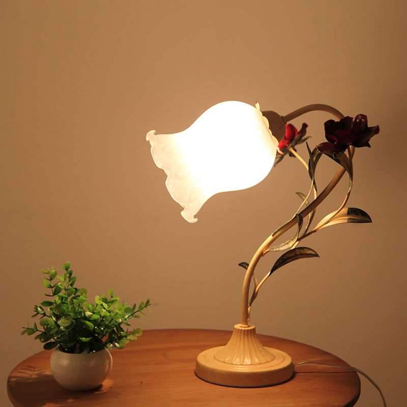 Table à 1 bulbe clair jardin coréen lampe de nuit de salle à manger avec une nuance en verre givrée à l'opale florale en rouge / rose