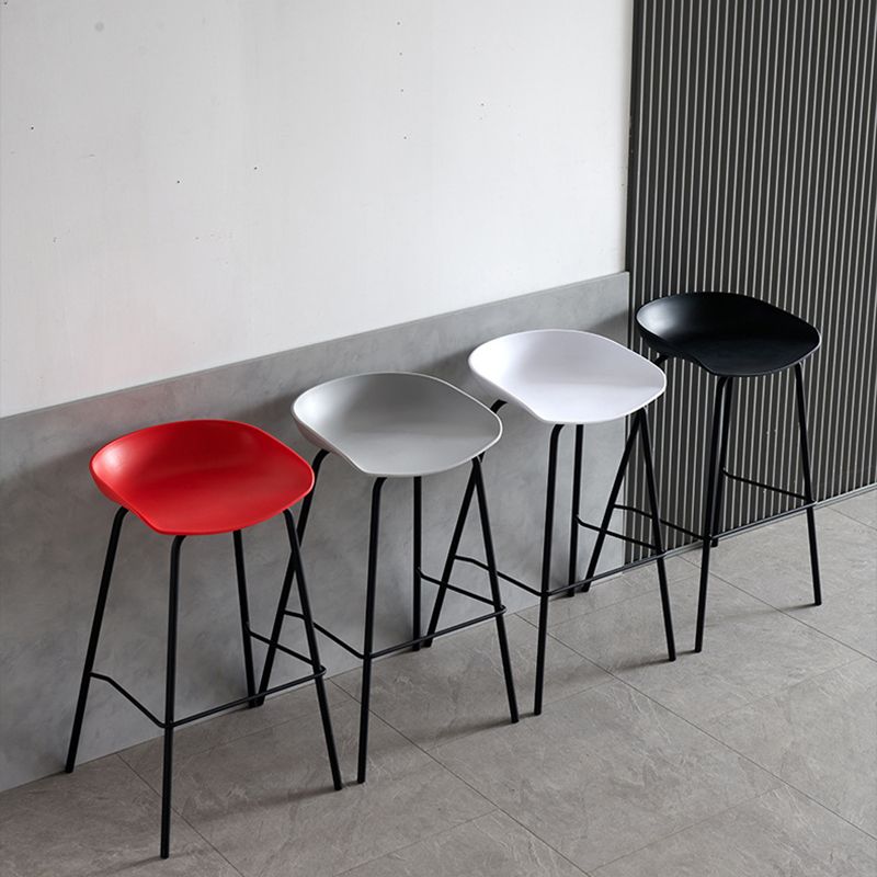 Taburetes de contraates de plástico de metal escandinavo taburetes de bar sin respaldo con asiento de cubo