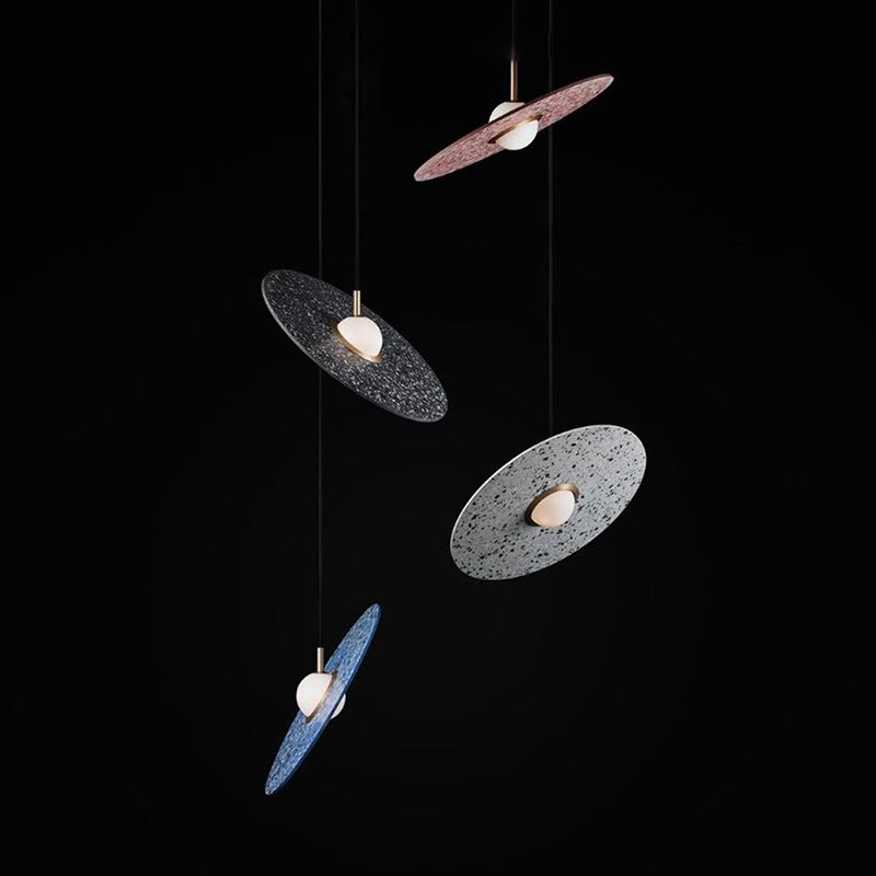 Soucoupe volante suspendue à la lumière du terrazzo postmoderne