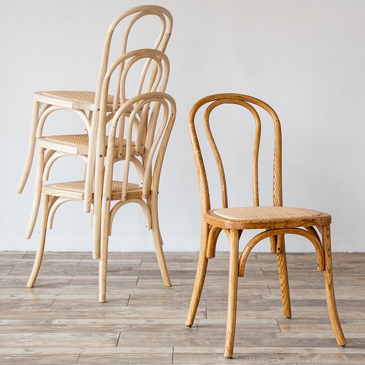 El comedor de madera del cortijo preside la silla lateral plegable trasera de Windsor para el restaurante