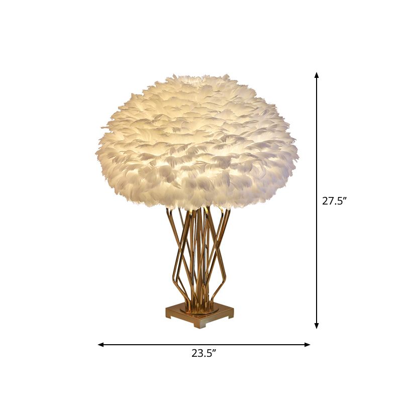 Lampe de table en plumes à demi-gobe.