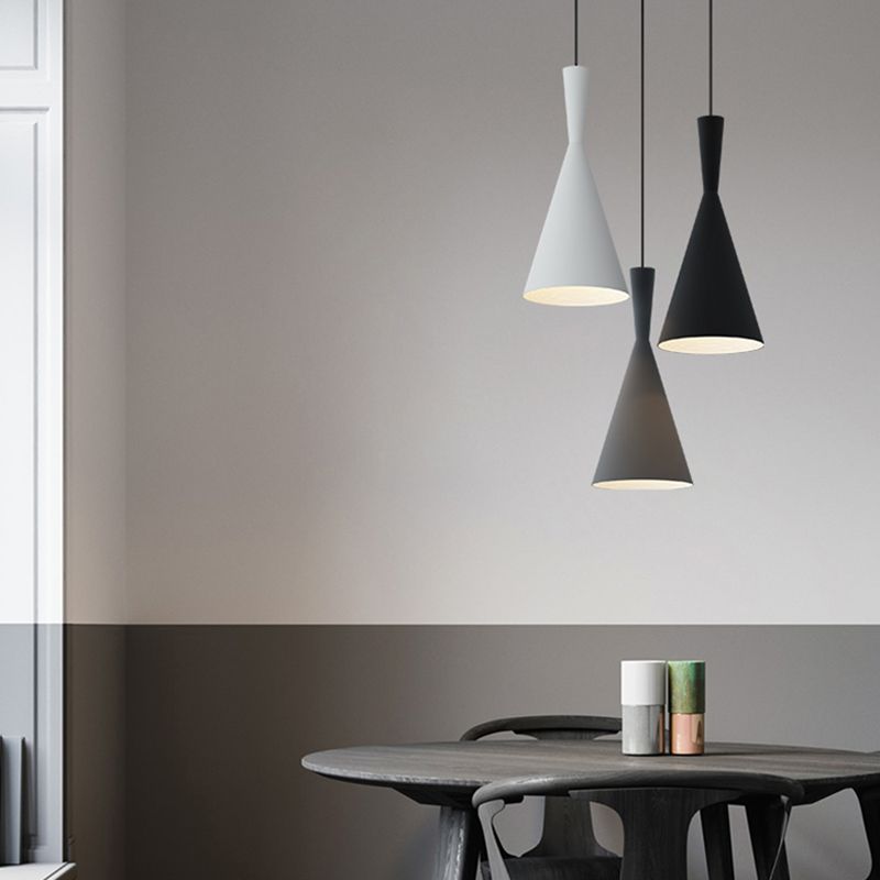 Forme de cône en métal Lumières suspendues modernes style 3 lumières suspendues à la chambre à coucher