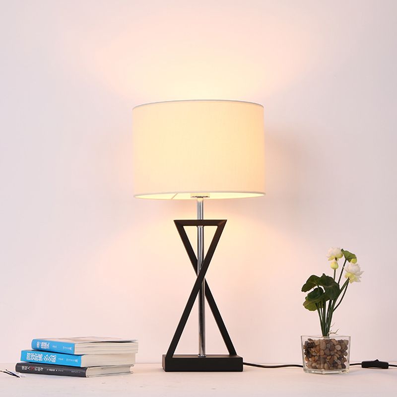Modernisme 1 Hoofdtafel Licht Wit Witte Cilindrische kleine bureaulamp met stofschaduw