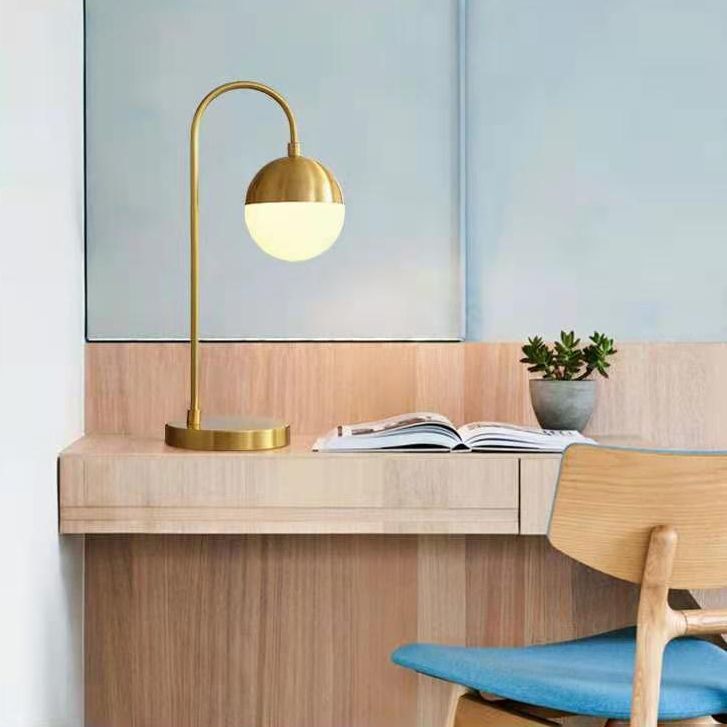 Una lampada da scrivania in metallo in stile decorazione postmoderna leggera per il soggiorno della camera da letto