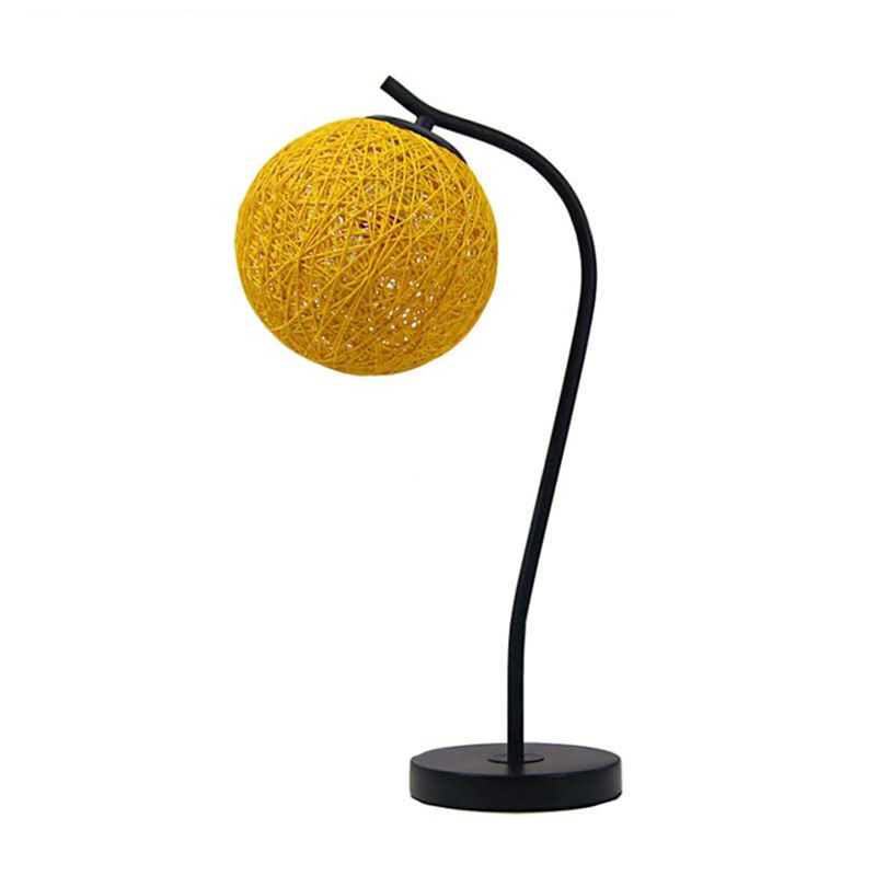 Lampada da tavolo fatta a mano gialla/avorio in stile campagna da tavolo a 1 luce con tonalità a sfera per camera da letto