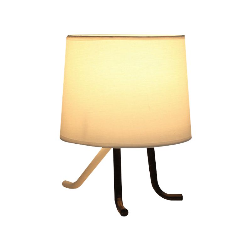 Lampada da comodino in tessuto a botte Lampada da tavolo nordica a 1 lampadina in lino/bianco con 3 gambe per camera da letto