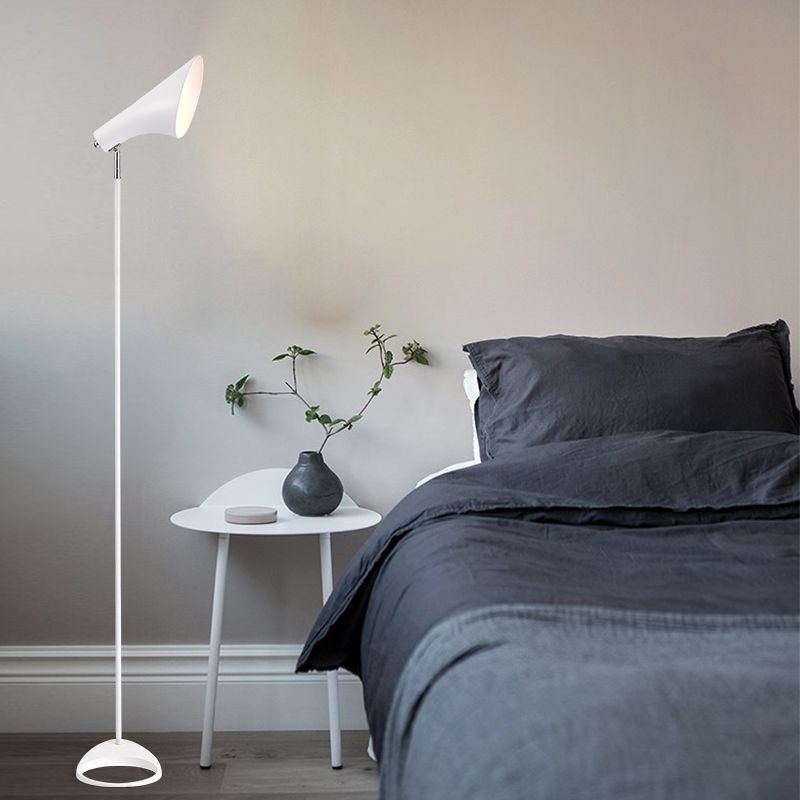 Lampada da pavimento di lettura svasata nordica Luce a pavimento in metallo con giuntura per pivot per soggiorno