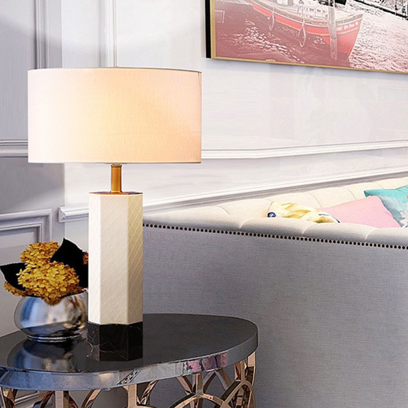 Lámpara de mesa de batería de tela Luz de mesita de noche posmoderna de 1 luces con base de mármol en blanco