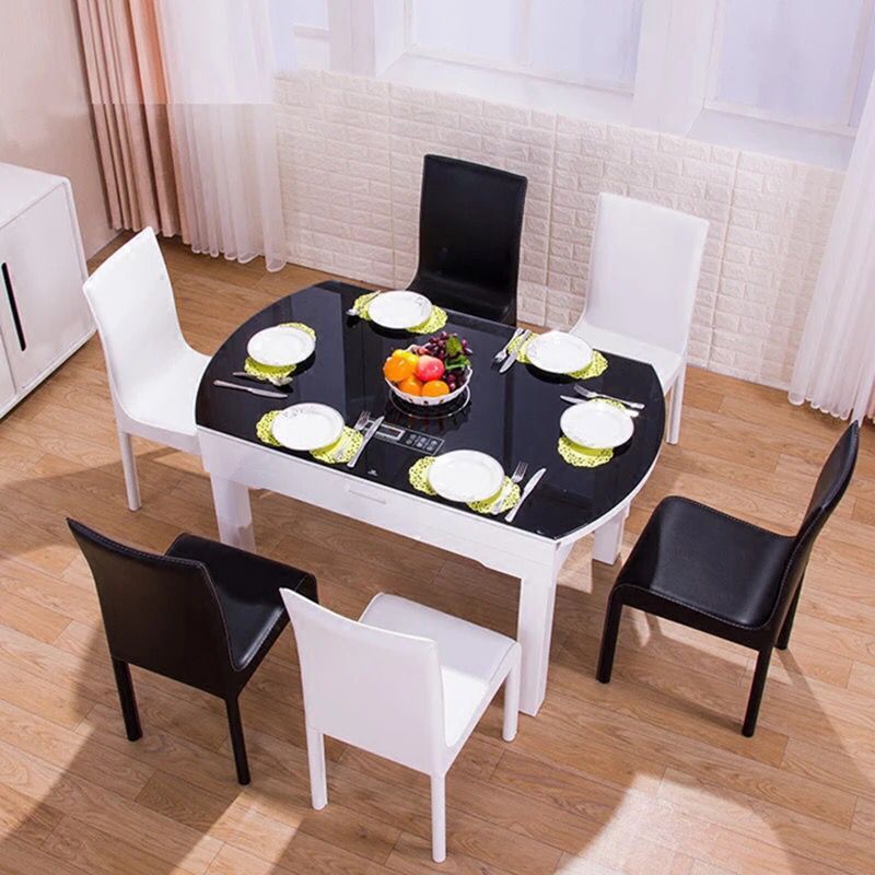 Chaises de salle à manger en cuir de style contemporain.