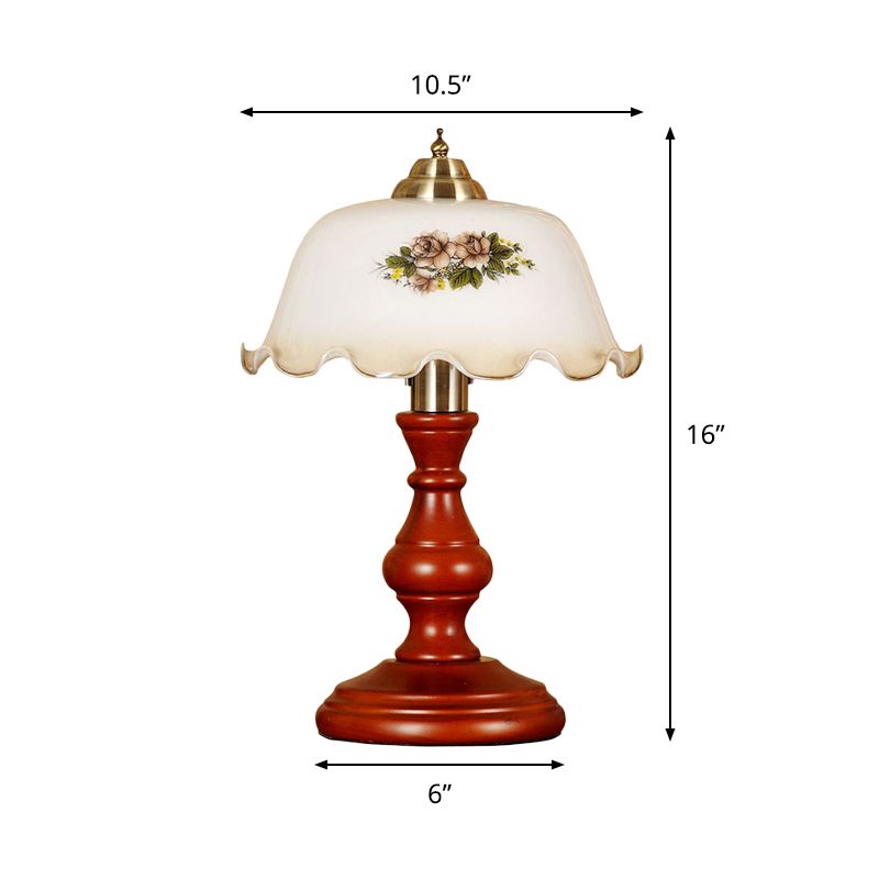 Lampada da tavolo da salotto a 1 testa in legno di campagna con luce notturna a balaustra marrone rosso con paralume in vetro opalino bombato
