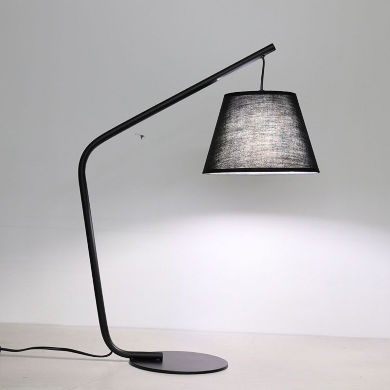Lampada da tavolo moderna in tessuto conico con 1 lampadina da comodino in nero con braccio curvo per camera da letto