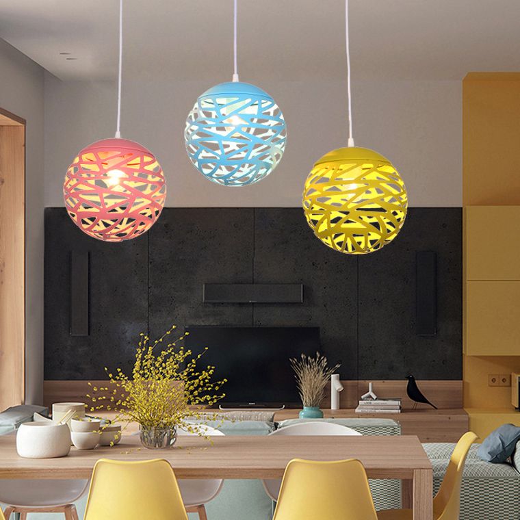 Bedroom para niños Lámpara colgante de orbe hueco 1 cabeza de color caramelo moderno color colgante