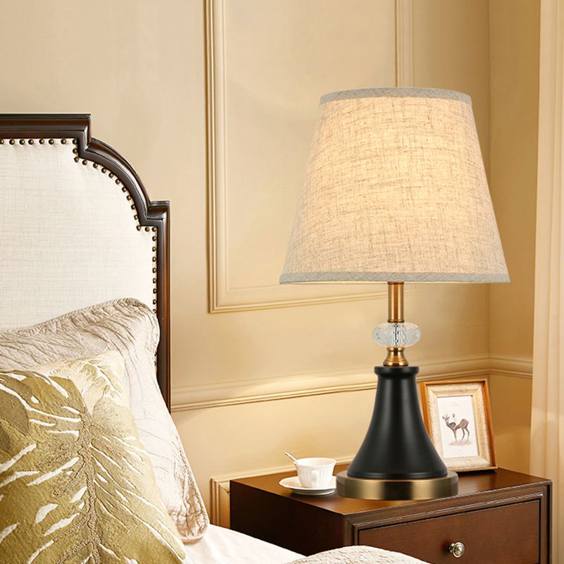 Moderne einfache Metalltischlampe Acrylschattenzylinderform -Glühbirnenleuchte für Schlafzimmer