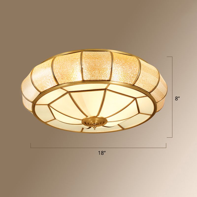 Gold-Finish 4-Licht Deckenbefestigung Kolonialstil Frosted Glas Schüssel geformtes Flush Mount Licht
