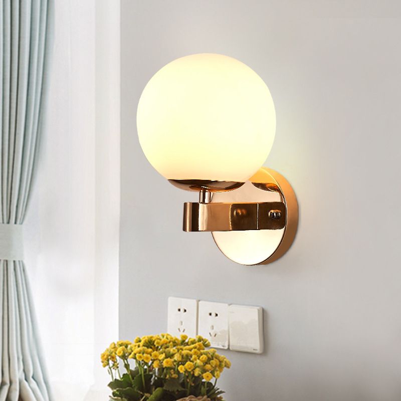 Opal Glass Ball Wall Lampe moderniste 1 tête Gold Sconce Lightture pour le salon