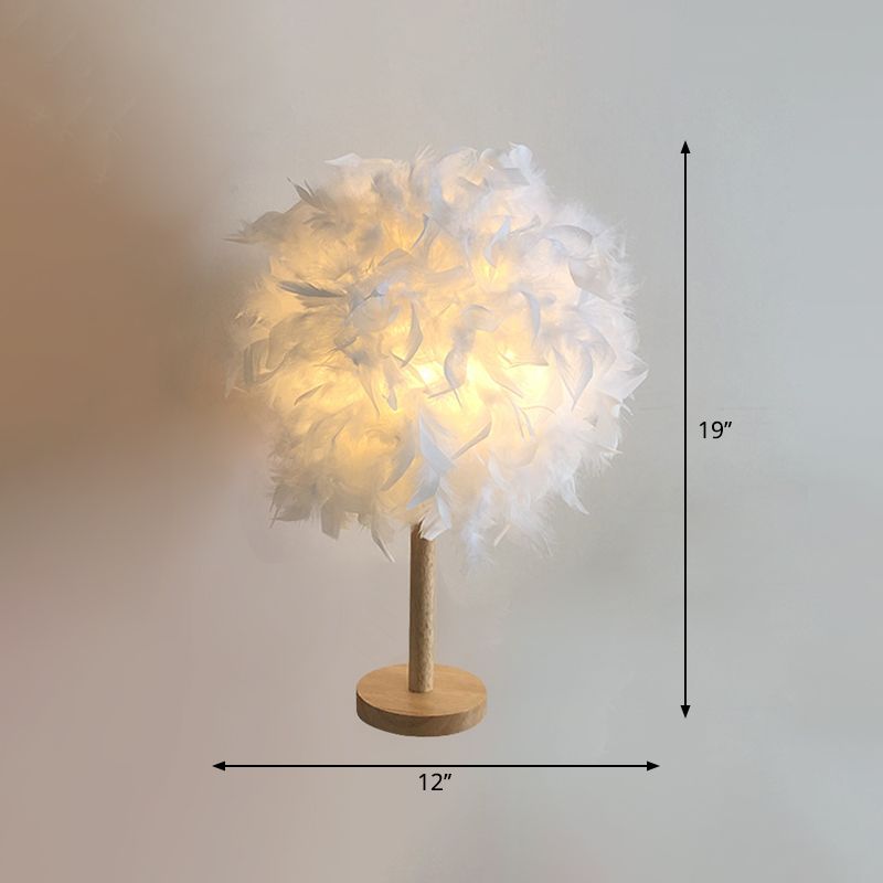 Lampada da comodino nordica a 1 testa Lampada da comodino a sfera bianca con paralume in piuma e base in legno
