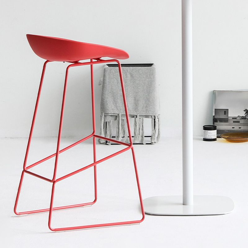 Taburete nórdico de bar con respaldo bajo, taburete alto de hierro Simple con asiento de plástico