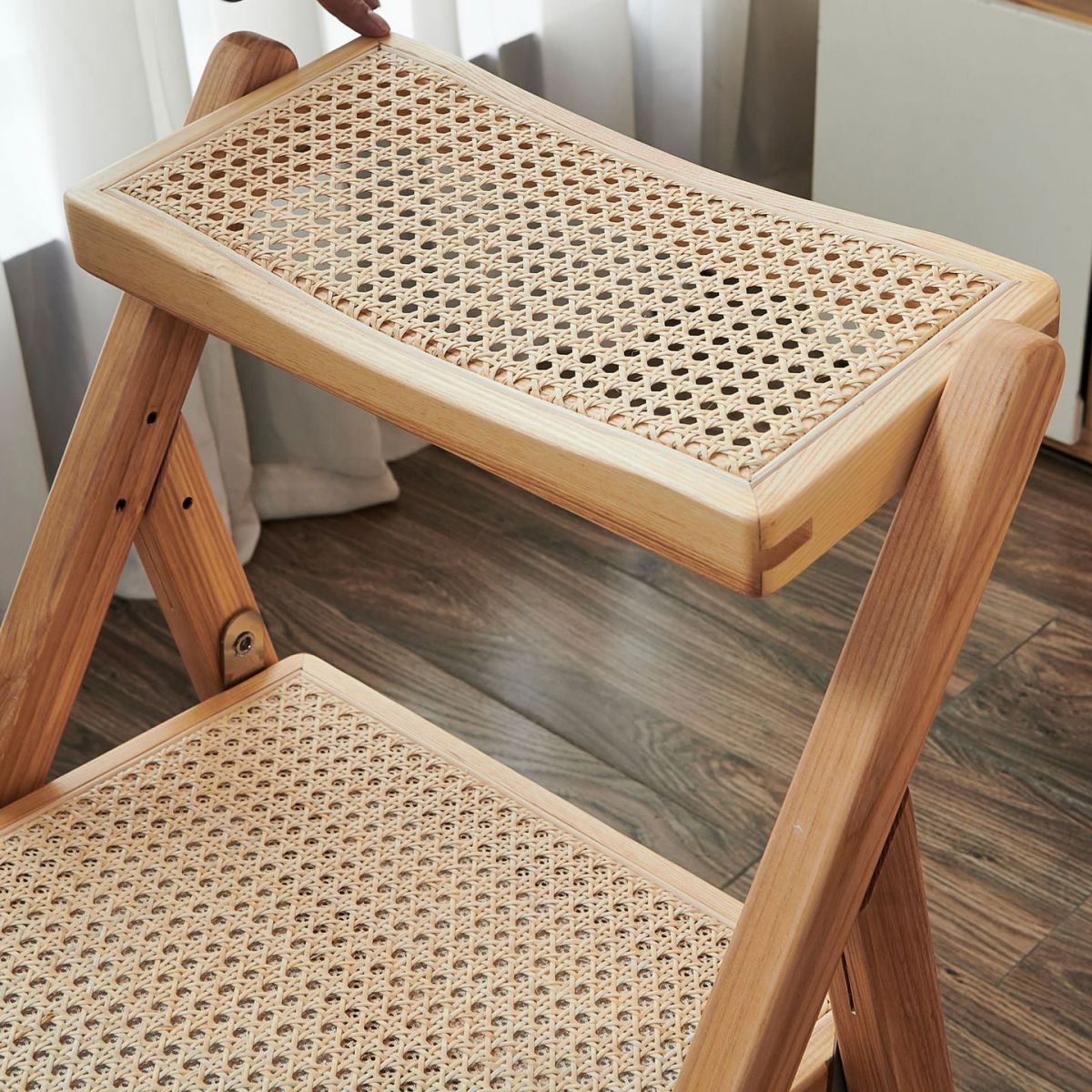 Silla lateral contemporánea con respaldo abierto, acabado mate de madera maciza, silla sin brazos