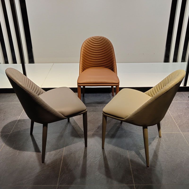 Silla sin brazos inclinada curvada de cuero moderna Silla Parsons con acabado mate para Brasserie