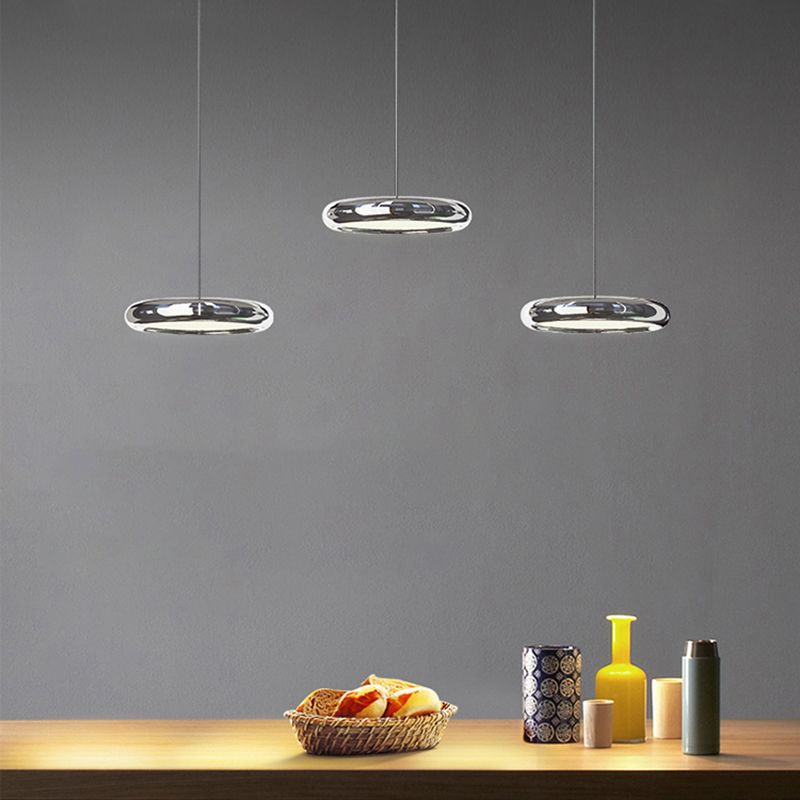 Lumières de suspension moderne à argent rond avec de l'ombre en acrylique blanc