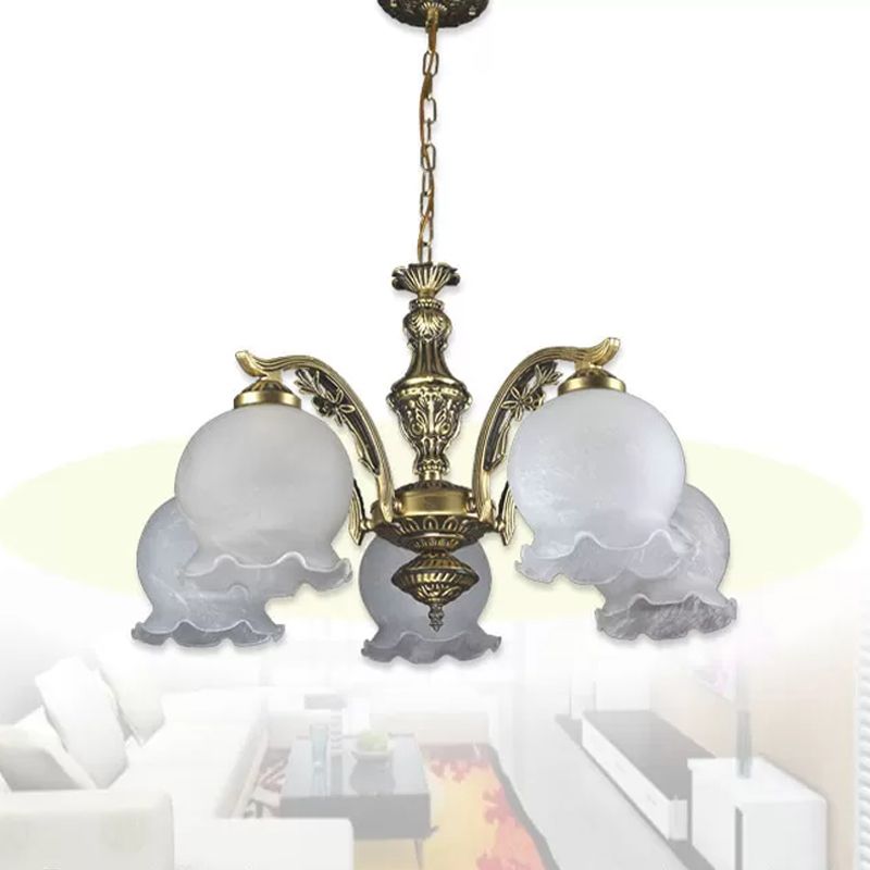 Retro koepel schaduw kroonluchter 5-bulb wit glas hangende hanglamp met gegolfde afwerking in brons