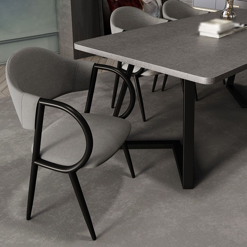 Silla de comedor de cuero industrial con respaldo abierto y patas de metal