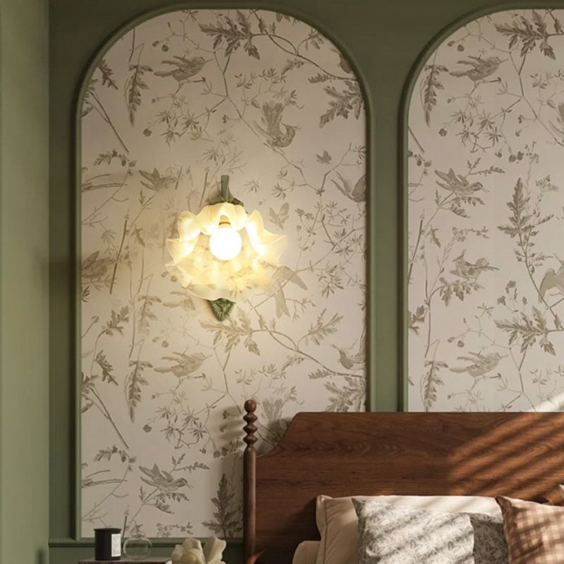 Flower Shape Glass Wall Lighting Modern Style 1 Light Wall Mounted Light in Green