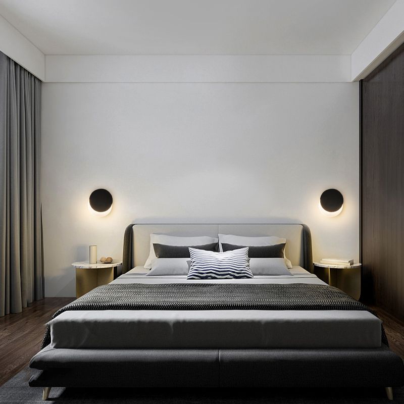 Schlafzimmer mit einer Kopfwand nach Metall postmoderne Wand montiertes Leuchte