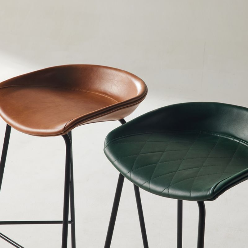 Scandinavian Metal Black Counter Stools Bucket Seat Bar Stools with Footrest