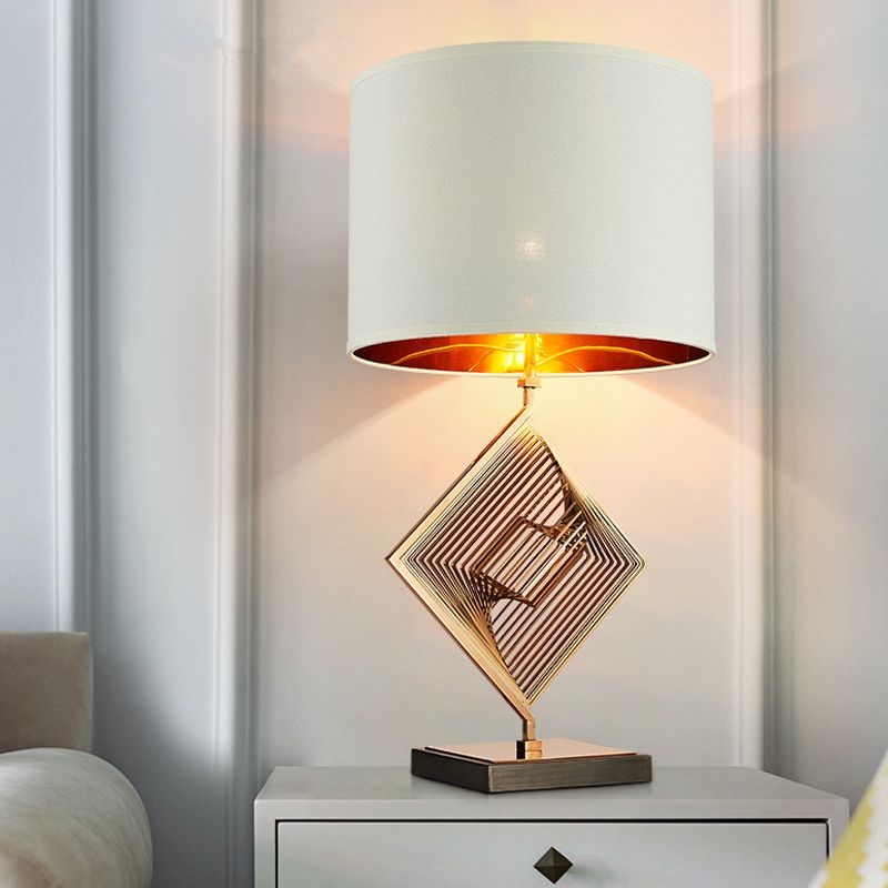 Metalen vierkante nachttafellamp Modern 1-lamps witte nachtkastjeverlichting met trommelstofkap