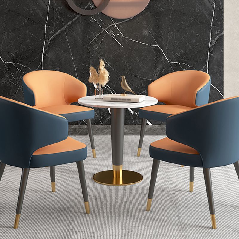 Minimalistische keuken standaard eettafel ronde vorm gesinterde stenen eettafel in wit