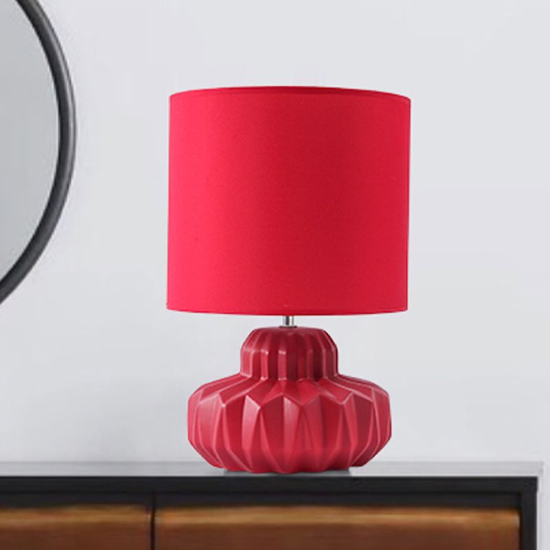 Lampada da comodino in tessuto cilindrico retrò a 1 lampadina da soggiorno con base in vaso di ceramica in rosso