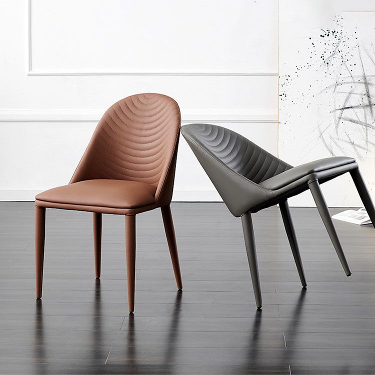Silla sin brazos curvada de cuero moderna con acabado mate Parsons