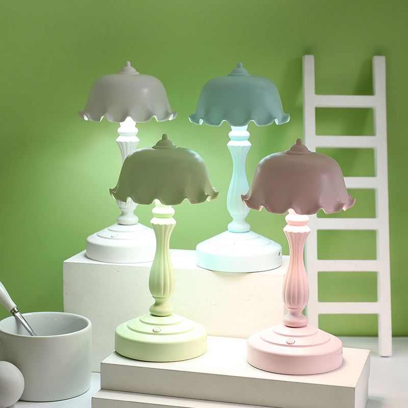 Flower USB Charging Table Lamp Contemporary Style Macaron Desk Lamp for Bedroom