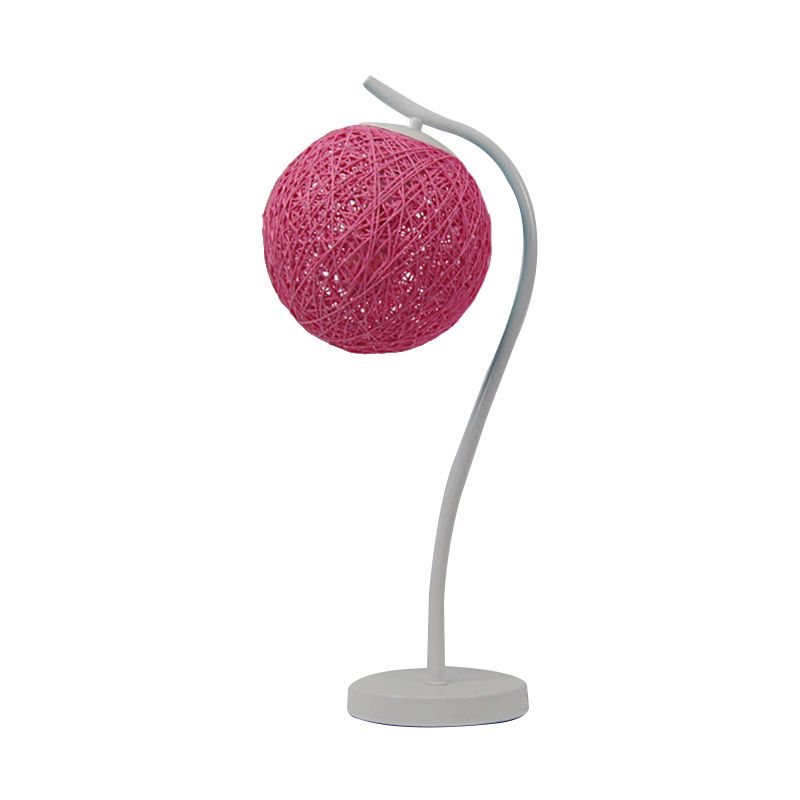 Lampada da tavolo fatta a mano gialla/avorio in stile campagna da tavolo a 1 luce con tonalità a sfera per camera da letto