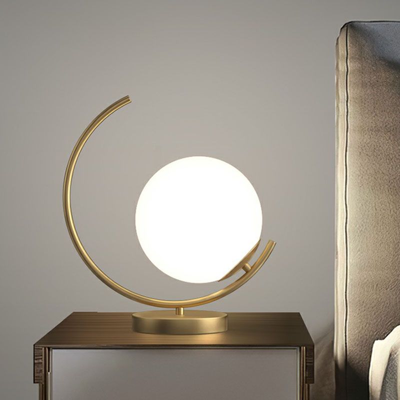 Lampada da comodino Gold C Simplicity Lampada da tavolo in metallo a 1 testa con paralume sferico in vetro opale