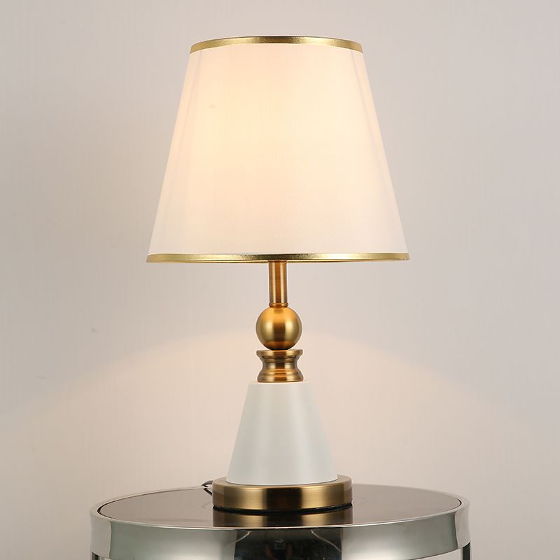 Moderne einfache Metalltischlampe Acrylschattenzylinderform -Glühbirnenleuchte für Schlafzimmer