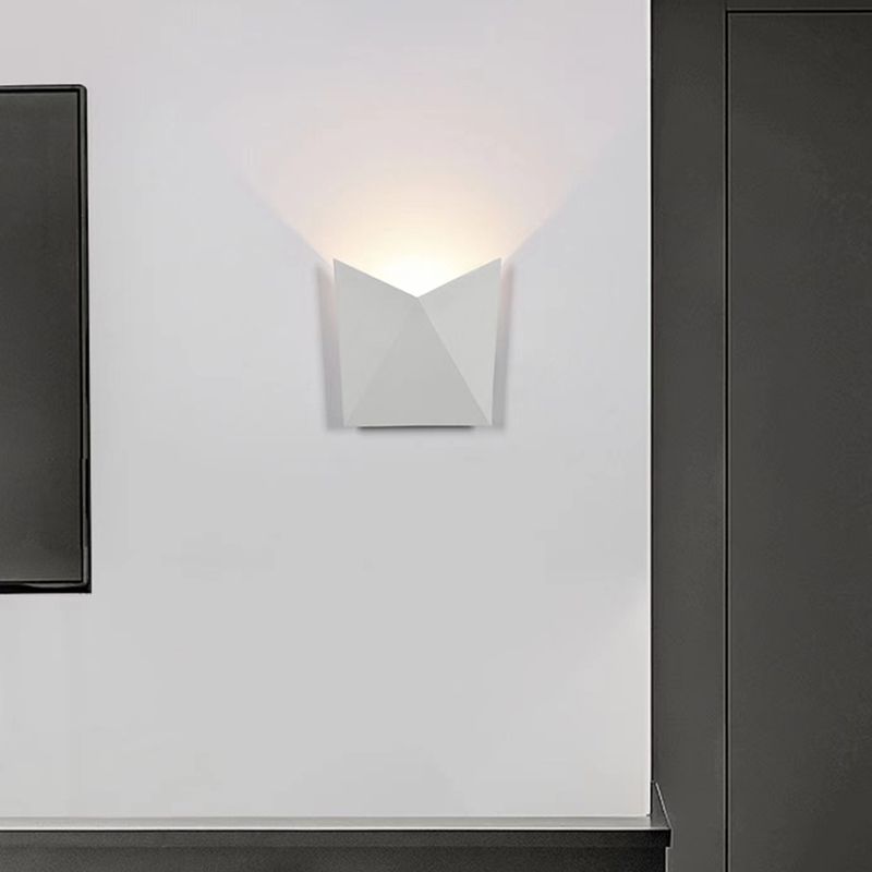 Geometric Shape Wall Lamp Modern Style Acrylic 1 Light Sconce in White / Black