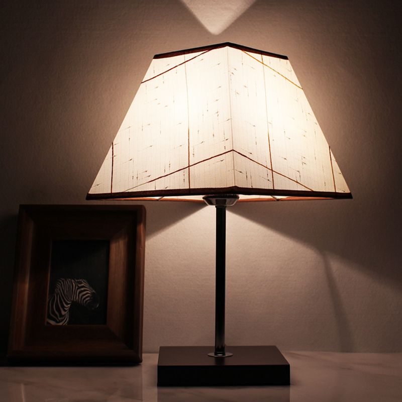 Rustikaler Trapez-Nachttisch-Lampe 1-Licht-Stofftisch Licht in Schwarz für Schlafzimmer
