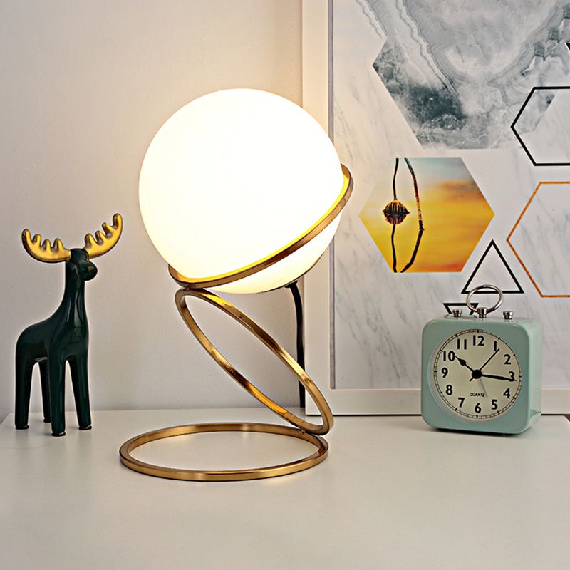 Lampe de nuit à anneau doré minimaliste à 1 lumière table métallique légère avec une teinte en verre de lait à balle