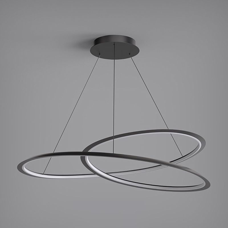 Luminaires suspendus contemporains en métal.